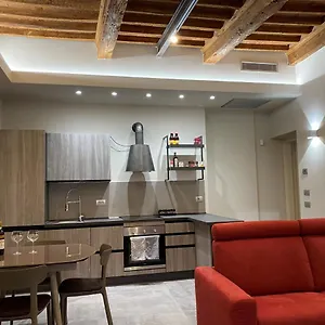 https://casa-lalla-motorcycle-parking-private-courtyard.it-tuscanyhotel.com